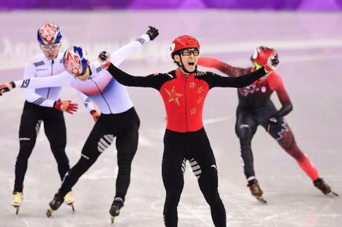 热词回顾 | 首金、反向春运、英文春联、妈妈装