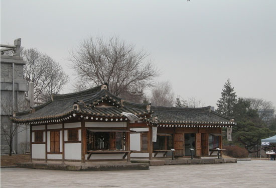 着意于突出陶土的本来特点即天然特点一样,韩国建筑师也喜爱天然木纹